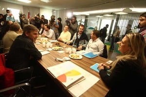 ELLITORAL_208578 |  Guillermo Di Salvatore La mesa. Verónica Geese analizó junto a los concejales los posibles caminos que tiene la provincia para tratar de atemperar el impacto de la suba de tarifas, sujeto a medidas nacionales.