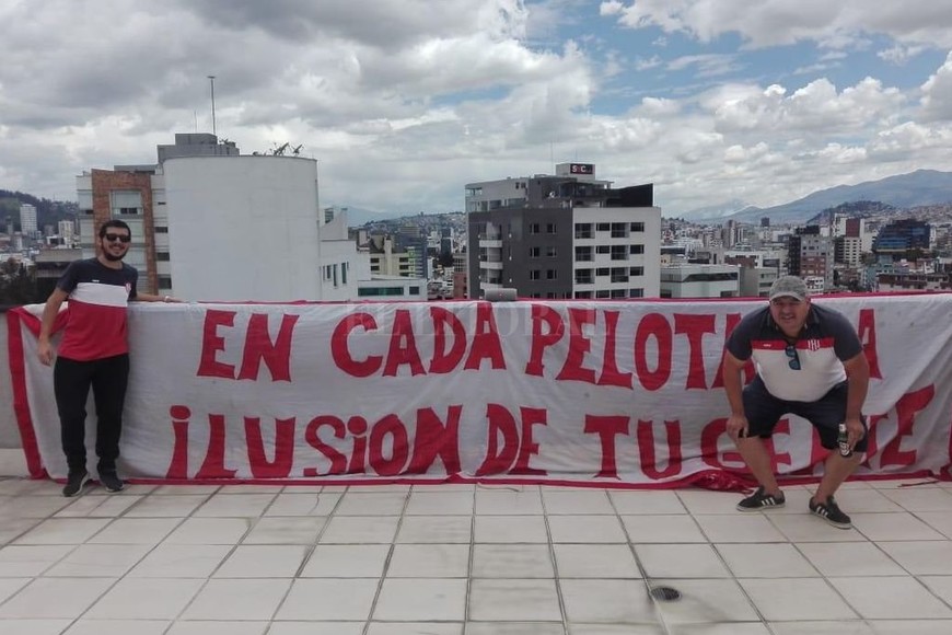 ELLITORAL_244268 |  El Litoral En cada rincón de Quito se pueden observar estas imágenes de los hinchas que adelantaron la partida para conocer Ecuador y esperar por el club de sus amores.