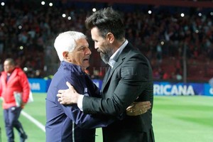 ELLITORAL_232205 |  Pablo Aguirre Julio Avelino Comesaña, el día que pisó el césped del Brigadier López dirigiendo a Junior de Barranquilla, en su saludo con Eduardo Domínguez.