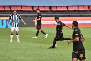 Pablo Aguirre Justeza y justicia. El momento exacto en que Rodrigo Aliendro, la figura sabalera, impacta la pelota para que la misma se introduzca en el arco de Rigamonti tras desviarse en Salomón. Fue a los 32 minutos del primer tiempo, cuando Colón mostraba una leve superioridad sobre Central Córdoba de Santiago del Estero. En el complemento la visita apretó al equipo rojinegro, que se aferró al 1-0 para cortar la racha negativa de cinco partidos sin triunfos.