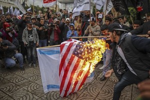 ELLITORAL_197567 |  Wissam Nassar/dpa Un grupo de manifestantes palestinos queman una bandera estadounidense como protesta el 06/12/2017 en Gaza, Territorios Palestinos, contra la decisión de Estados Unidos de reconocer a Jerusalén como capital de Israel
