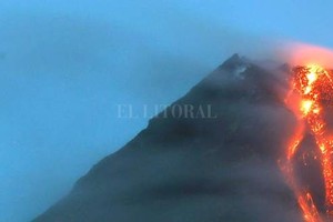 ELLITORAL_201451 |  Internet Un río de lava desciende por la ladera del volcán Mayon en una imagen tomadada desde la la localidad de Legaspi, en la provincia de Albay (Filipinas)