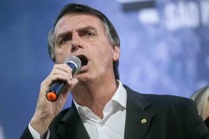 ELLITORAL_273090 |  Agencias ARCHIVO - 05 August 2018, Brasil, Sao Paulo: El populista Jair Bolsonaro, en un acto de campaña electoral. Su segundo nombre es "Messias" y sus seguidores lo ven como un salvador para el Brasil sacudido por la depresión. Jair Bolsonaro, el candidato que ganó claramente la primera vuelta de las elecciones presidenciales del domingo, es la versión brasileña del fenómeno del populismo global.
(Vinculado al texto de dpa "Bolsonaro, el extremista que conquistó el centro político de Brasil" del 08/10/2018) Foto: Dario Oliveira/Zuma Press/dpa +++ dpa-fotografia +++