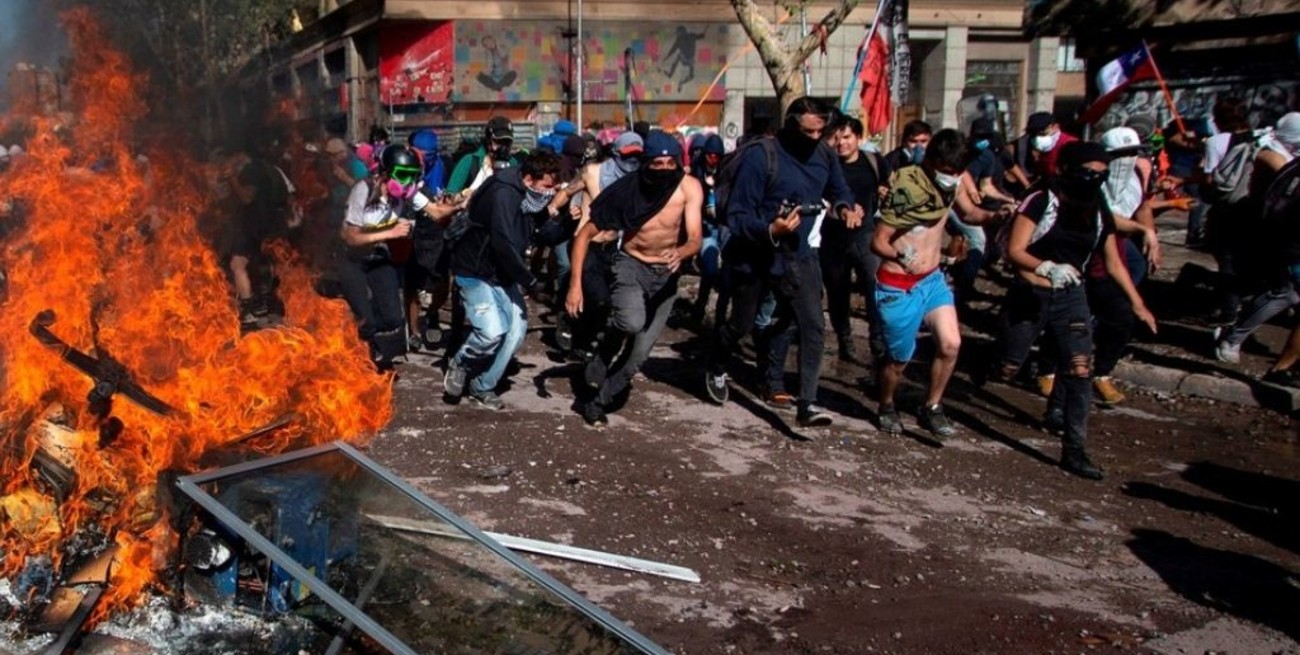 Otra noche de furia en Chile contra la violencia policial, tras atropello y muerte de manifestante