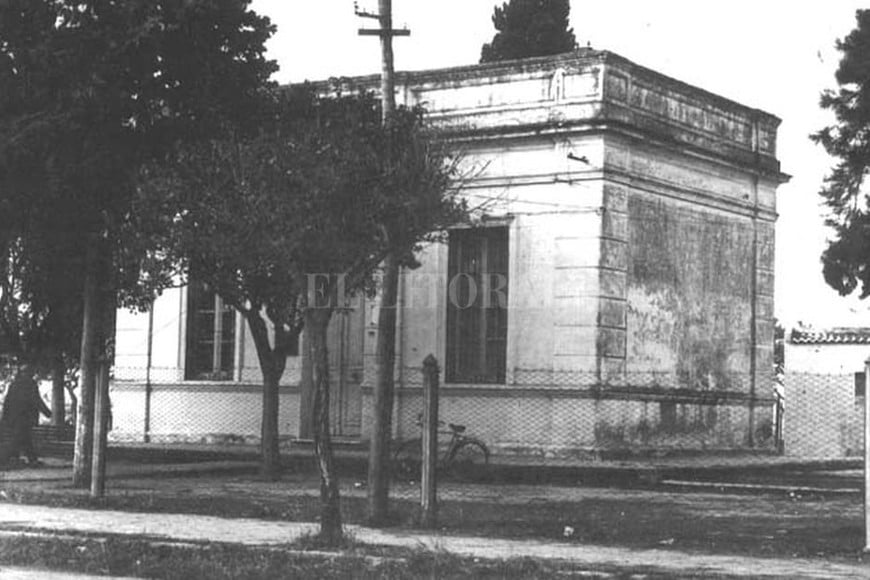 ELLITORAL_418510 |  Gentileza Norma Marquelo Primer edificio comunal construido por la comisión de Fomento en  el año 1909.
