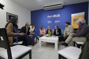 ELLITORAL_248907 |  Mauricio Garín Rueda de prensa. En la sala de espera que tiene el Metrobus en la Terminal se presentaron las firmas que participarán del proceso.