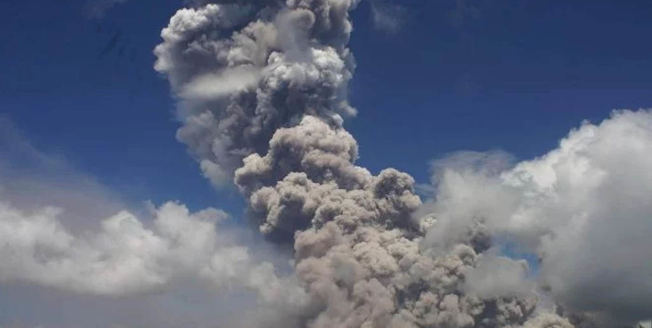 El volcán Mayon intensificó su actividad con una nueva erupción