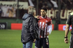 ELLITORAL_240007 |  El Litoral ¿El técnico del DT? Habla Leonardo Carol Madelón y escucha atentamente el  Chaco  Nelson Acevedo. Más allá de lo que puede aportar con la pelota en los pies ?tiene una muy buena pegada?, también el ex  5  de Racing y Defensa es muy importante por lo que habla, ordena y contagia en la zona de medios. Un problema menos para el DT: no tiene nada grave y será titular.