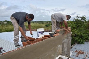 ELLITORAL_240283 |  Flavio Raina Manos a la obra. Los empleados municipales en plena labor, reparando el techo de los Noguera.