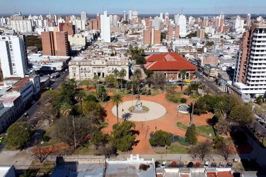 ELLITORAL_439156 |  Fernando Nicola Plaza. La San Martín y sus añosos árboles, ubicada en el microcentro de la ciudad, rodeada de cemento.