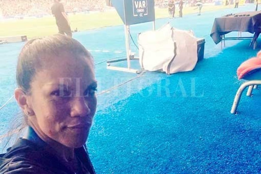 ELLITORAL_416593 |  Gentileza Gamarra, voz del estadio de ese 9 de noviembre, trabajó desde el campo de juego.