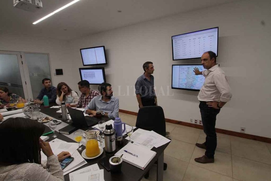 ELLITORAL_235925 |  Mauricio Garín Este lunes, el intendente encabezó la reunión del Comité de Gestión de Riesgos, en la que se analizó la evolución de las cuencas del Salado y el Paraná.