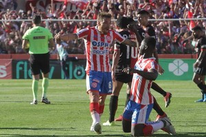 Archivo El Litoral Botinelli es pilar de la defensa tatengue junto a Gómez Andrade