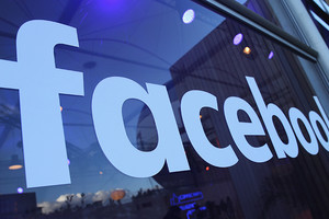 ELLITORAL_197980 |  Sean Gallup BERLIN, GERMANY - FEBRUARY 24:  The Facebook logo is displayed at the Facebook Innovation Hub on February 24, 2016 in Berlin, Germany. The Facebook Innovation Hub is a temporary exhibition space where the company is showcasing some of its newest technologies and projects.  (Photo by Sean Gallup/Getty Images)