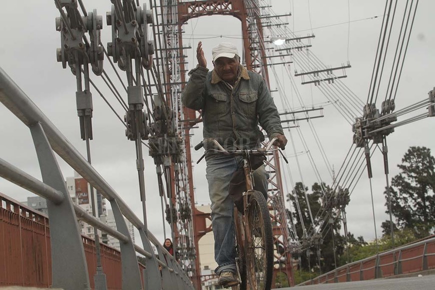 ELLITORAL_199264 | Mauricio Garín. Evaristo ahora tiene 70 años y cada vez que cruza el Colgante se persigna.