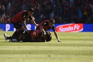 Manuel Fabatía Gol y triunfo. Abajo de todos está Federico Lértora, el autor del segundo gol, el que le dio la victoria a Colón, y figura del equipo. Delgado, Garcés y Castro se suman al festejo.