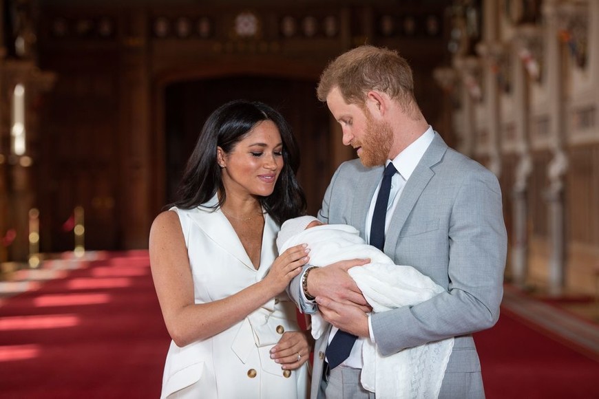 ELLITORAL_246564 |  DOMINIC LIPINSKI Britain's Prince Harry, Duke of Sussex (R), and his wife Meghan, Duchess of Sussex, pose for a photo with their newborn baby son in St George's Hall at Windsor Castle in Windsor, west of London on May 8, 2019. (Photo by Dominic Lipinski / POOL / AFP)
