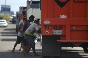 ELLITORAL_202524 |  AP Saqueo a un camión en Venezuela.