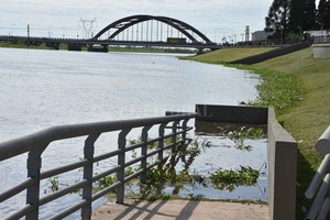 ELLITORAL_236247 |  Guillermo Di Salvatore En alza. En Santo Tomé, el río  tapó  el paseo peatonal inferior de la defensa cuando superó los 5 metros.
