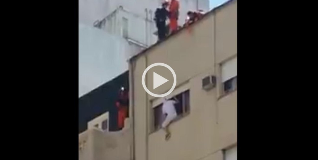 Video: mirá cómo los bomberos evitaron que un suicida se tire desde un 6° piso