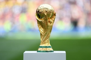 ELLITORAL_238207 |  Michael Regan - FIFA MOSCOW, RUSSIA - JUNE 14:  A detailed view of the World Cup Trophy is seen prior to the 2018 FIFA World Cup Russia Group A match between Russia and Saudi Arabia at Luzhniki Stadium on June 14, 2018 in Moscow, Russia.  (Photo by Michael Regan - FIFA/FIFA via Getty Images)