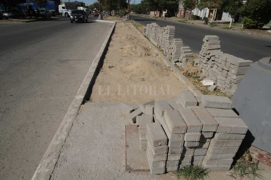ELLITORAL_206231 |  Guillermo Di Salvatore Rearmado. Tras problemas con el piso de base, el municipio debió levantar y volver a colocar el pavimento articulado.