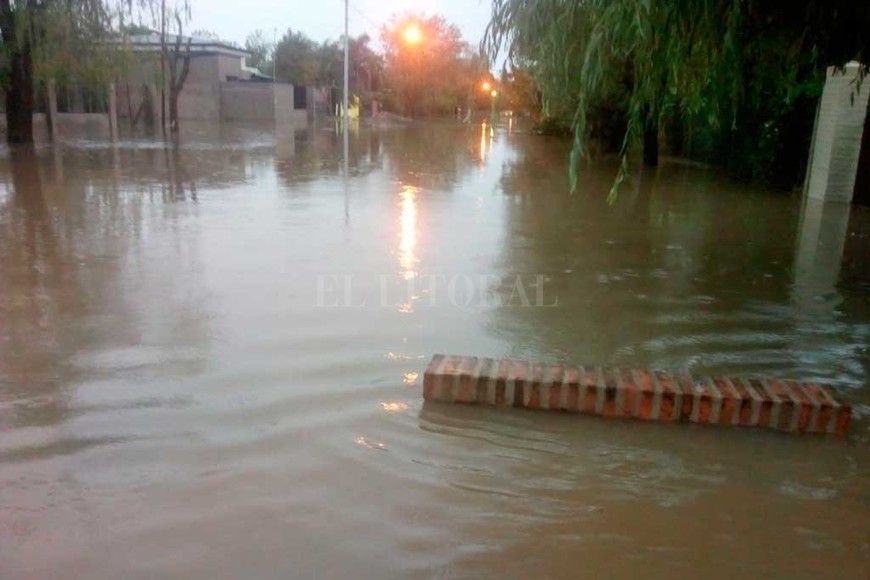 ELLITORAL_246323 |  Gentileza Bajo agua. Así quedaron las calles y parte de los hogares de Sauce Viejo tras la tormenta.