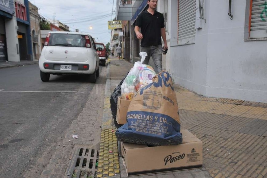 Llegó la lluvia y hay gran cantidad de basura en las calles