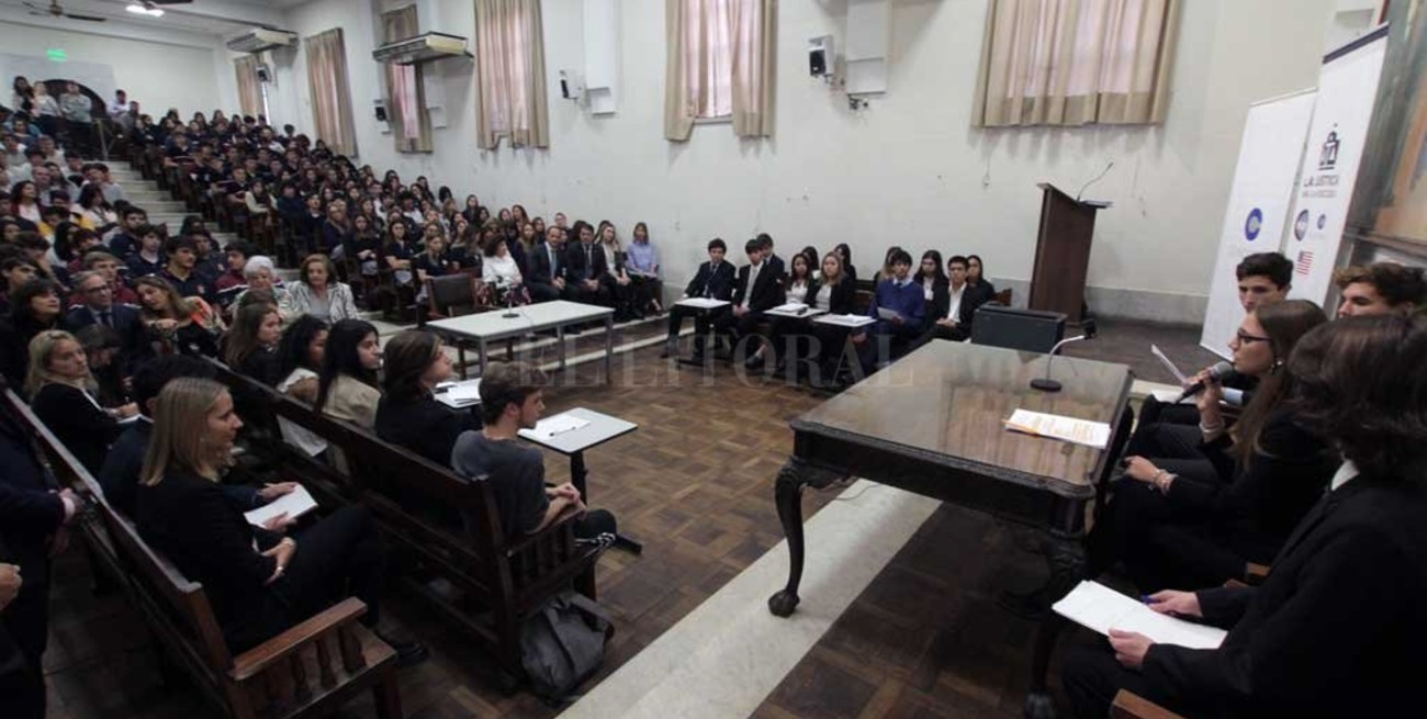 Estudiantes secundarios se "pusieron en  la piel" de jueces, defensores y fiscales