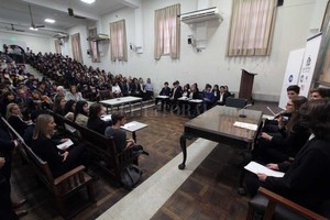 ELLITORAL_266742 |  Mauricio Garín Los alumnos en la réplica del juicio ante sus compañeros en aula.