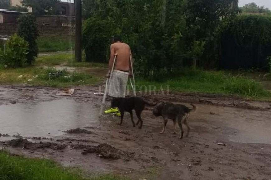 ELLITORAL_236735 |  Periodismo Ciudadano Las enormes  charcos  que se forman complican a las personas con movilidad reducida.