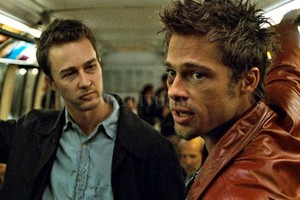 Fox 2000 Pictures / Regency Enterprises / Linson Films Edward Norton y Brad Pitt en un fotograma del film. El primero encarna a un joven hastiado que padece insomnio. El segundo a un vendedor de jabón que vive de acuerdo a reglas extremas.