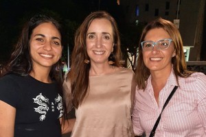 Gentileza Betina Florito, Victoria Villarroel y Lucía Montenegro en calles de Córdoba esperando a Milei.