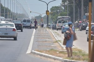 ELLITORAL_428374 |  Mauricio Garín Peligrosa. En la autovía conviven el transporte de cargas, viajeros, vecinos de la zona, ciclistas y peatones.