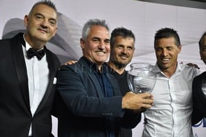 ELLITORAL_274087 |  Manuel Fabatia Con  Moncho  y el profe Leonardo Carol Madelón, el  Moncho  Ruiz que es ayudante de campo y el profe Mariano Lisanti, que es el preparador físico del plantel profesional tatengue. La mejor imagen de Unión: se sacaron fotos con todos, dialogaron con los deportistas y contagiaron alegría. Buena vibra, Leo.