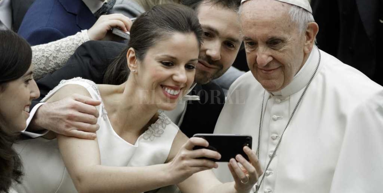 Presentan una plataforma para interactuar con el Papa Francisco por WhatsApp