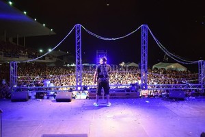 ELLITORAL_422358 |  Gentileza VE Eventos La silueta del Puente Colgante iluminado, símbolo de nuestra ciudad, fue el marco para que Coty Henández desarrolle su show.