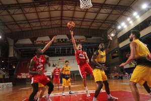 Manuel Fabatía Unión no pudo contrarrestar el buen juego del equipo tucumano y terminó cayendo de manera inobjetable.