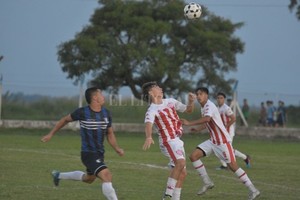 ELLITORAL_435096 |  Manuel Fabatia Lo ganó Unión. En un partido entretenido, en líneas generales, el tatengue superó al colegial con un tanto de Dómina de penal. El público acompañó, en gran número, en una linda noche a orillas de la Laguna Setúbal.