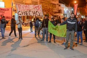 Gentileza. Familiares de la víctima marcharon para repudiar la medida cautelar impuesta, que consistió en mudar a Calchaquí al acusado.