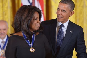 ELLITORAL_200402 |  MANDEL NGAN Oprah Winfrey junto a Barack Obama.