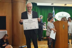 ELLITORAL_273919 |  Gentileza El reconocimiento fue recibido por el presidente de la fundación y secretario general del Sindicato de Luz y Fuerza de Rosario, Alberto Botto.