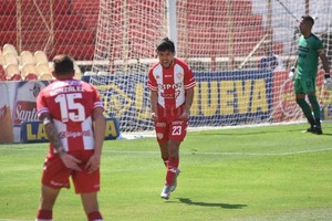 ELLITORAL_406685 |  Pablo Aguirre El grito de gol dibujado en el rostro de Luna Diale, mientras corre al encuentro de la otra gran figura que tuvo el equipo: Gastón González, quien armó una jugada espectacular en el segundo gol del Tate.