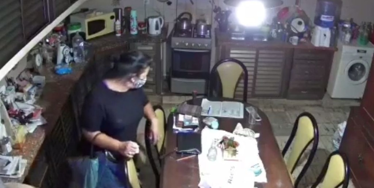 Video: así actúan dos ladrones que se aprovecharon de una jubilada