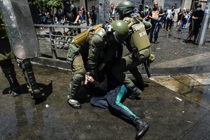 ELLITORAL_280966 |  Xinhua (191126) -- SANTIAGO, 26 noviembre, 2019 (Xinhua) -- Policías antidisturbios detienen a un manifestante en una protesta llevada a cabo durante una huelga general, en Santiago, capital de Chile, el 26 de noviembre de 2019. El país llegó a su sexta semana de protestas derivadas del descontento social por las bajas pensiones, los altos costos de los servicios básicos y la calidad de la salud y la educación. (Xinhua/Jorge Villegas) (jv) (jg) (ah)
