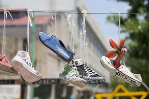 ELLITORAL_278012 |  Archivo. Las zapatillas colgando de los cables, una imagen emblemática de la tragedia que marcó a una generación.
