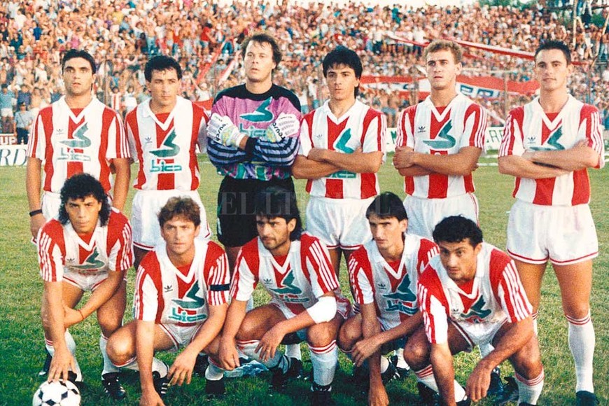 ELLITORAL_232071 | Archivo El Litoral Aquél Colón del profesor Hurtado y Nito Veiga, en 1983. De pie: Juncos, Godano, Micheli, Bustingorria, Pighín e Inderkumer. Agachados: Mercado, Pesoa, Andrada, Mir y Benítez.