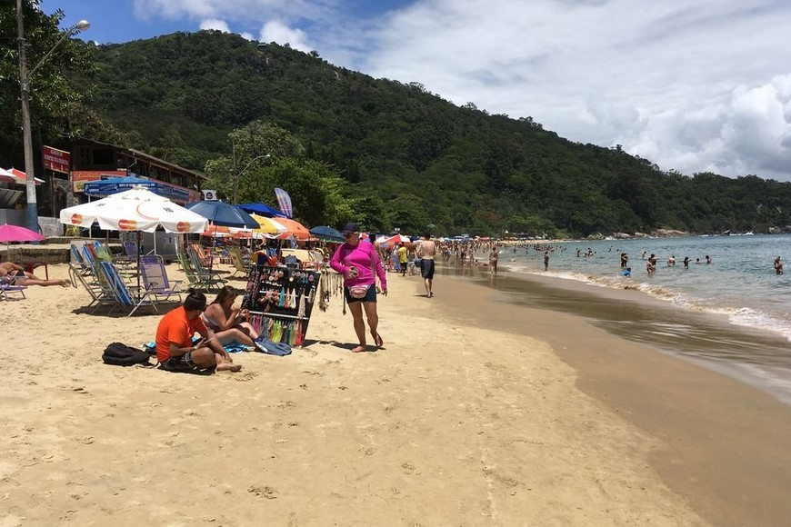 ELLITORAL_197906 |  El Litoral Praia de Laranjeiras. Una de las más populares de Balneario Camboriú. Se puede llegar en barco pirata, en teleférico, en colectivo y también en un auto particular.