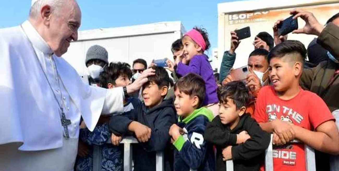 Francisco regresó a un campamento de  refugiados en Lesbos y pidió por ellos