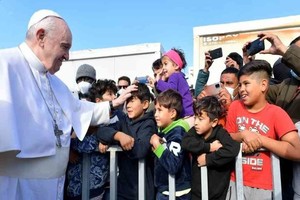 ELLITORAL_422718 |  Gentileza El Papa Francisco junto a refugiados del campamento Moria 2, en la isla griega de Lesbos.  La crisis migratoria es un problema del mundo y está en juego el futuro de todos , dijo.